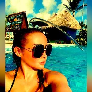 Meet your Posher, EYE LOVERS BOUTIQUE